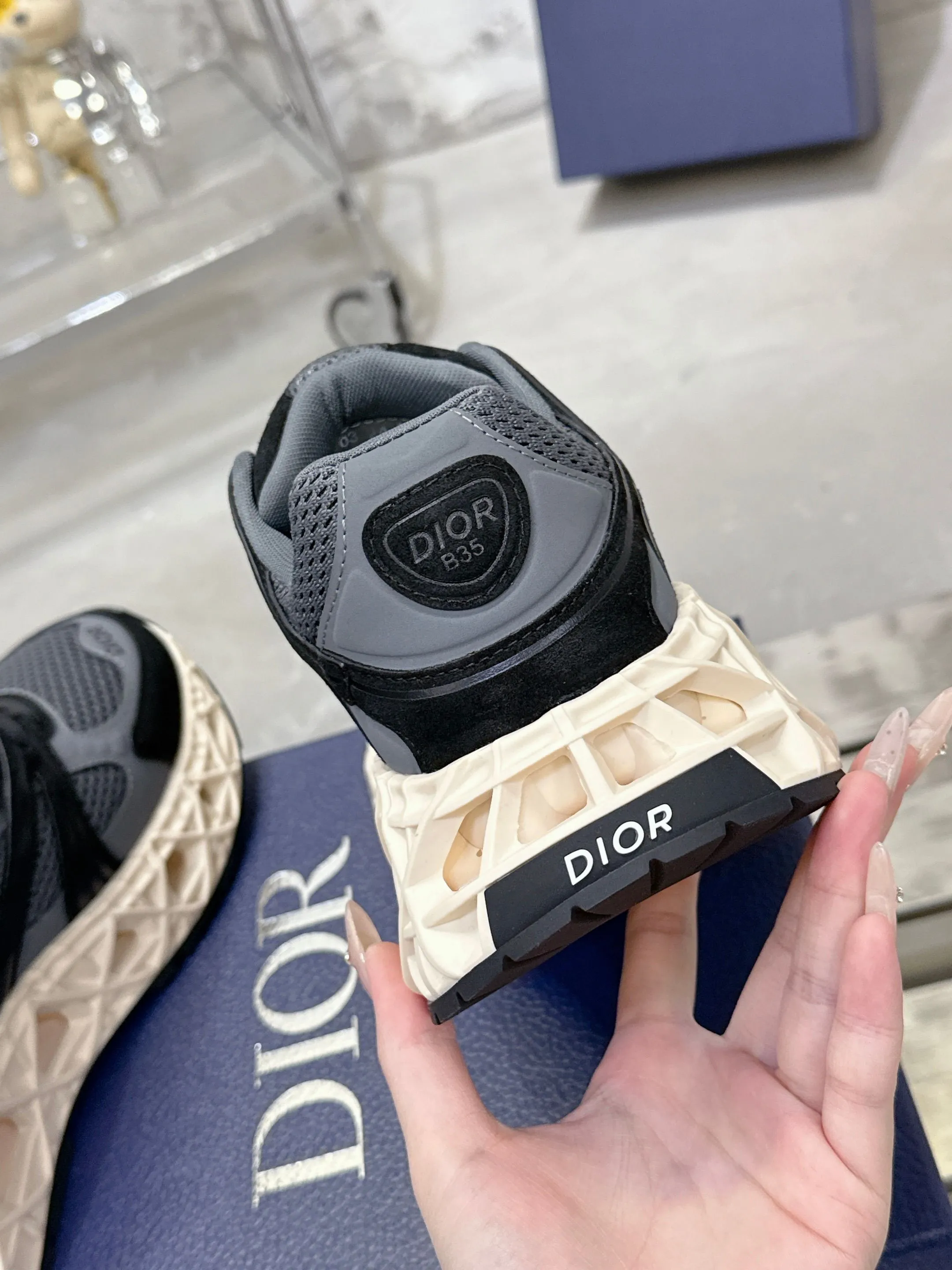 Factory price 780💰 Top version! ! ! Dior (B35) DIOR spring and summer men's wear show, the show was held at the Valle de Grasse School in Paris. Kim Jones drew inspiration from the works of South African artist Hylton Nel. The details of the shoes, clog soles and tribal elements, cleverly blended luxury craftsmanship and practicality, with fresh childishness and bright temperament, creating a new season hot spot. Dior KAWA Dior co-branded casual sports shoes reinterpret running shoes with Dior's high-end style. B35 is made of fine-textured leather and mesh fabric materials. It can be worn in all seasons, is comfortable and breathable, and has multiple lines on the shoe body to outline details. It has a full retro three-dimensional feel and can create a casual look all year round! Fabric: Cowhide/customized cloth material Lining: Imported breathable mesh Outsole: Original molded outsole Size: 39-46 (customized at 45.46)